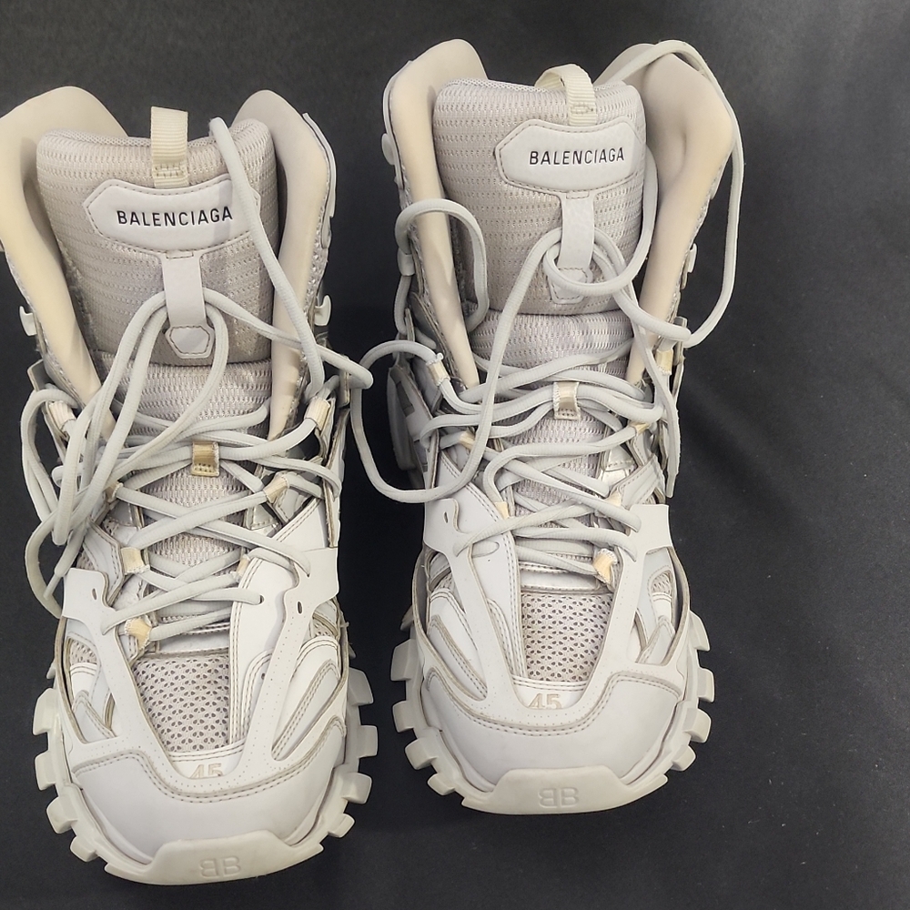 This exceptional pair of pre-owned Balenciaga Men’s High Top, size 12